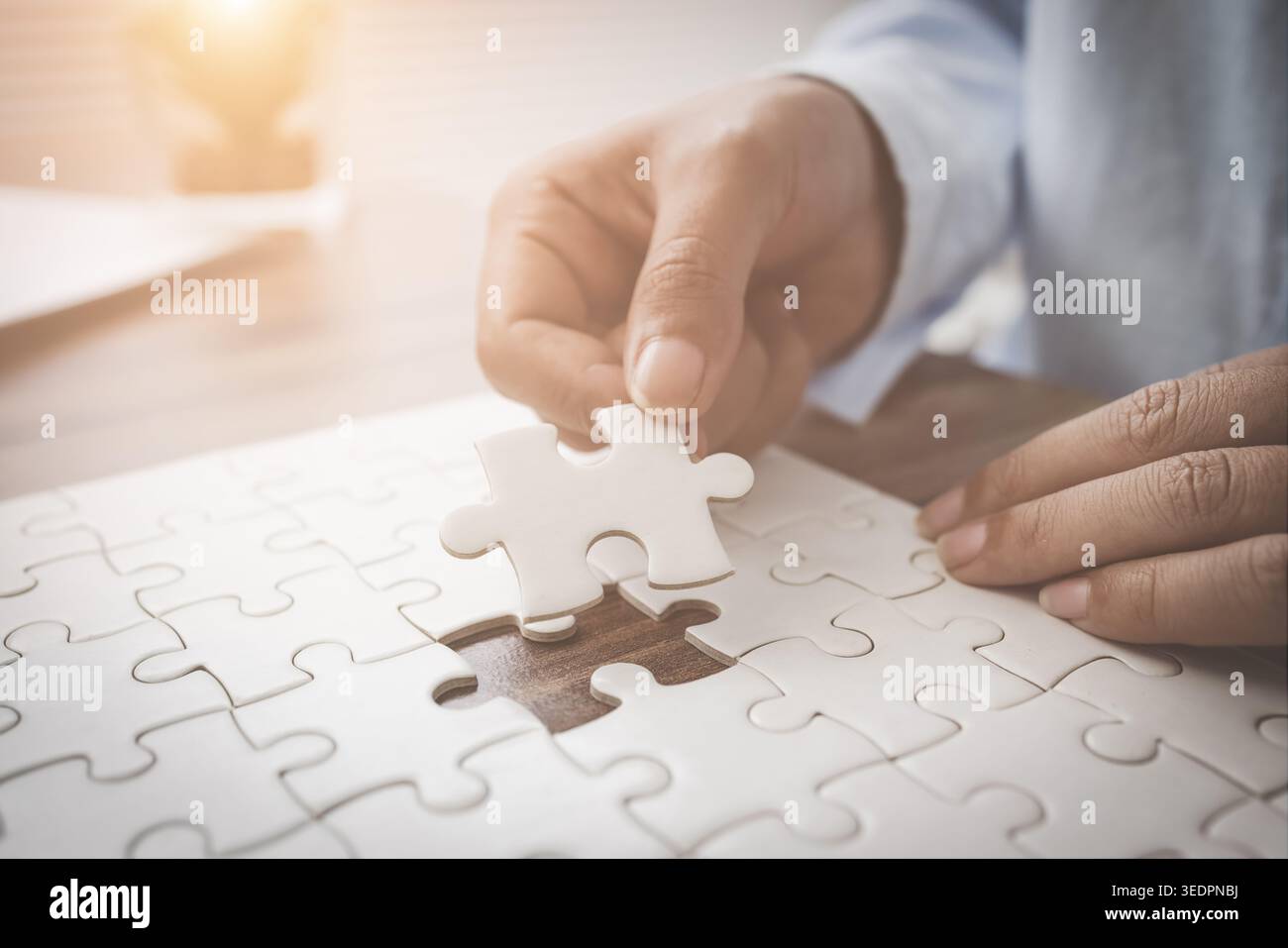 Puzzles mit dem letzten Teil fertig stellen. Strategische Lösungen für den Geschäftserfolg und Problemlösungskonzept. Stockfoto