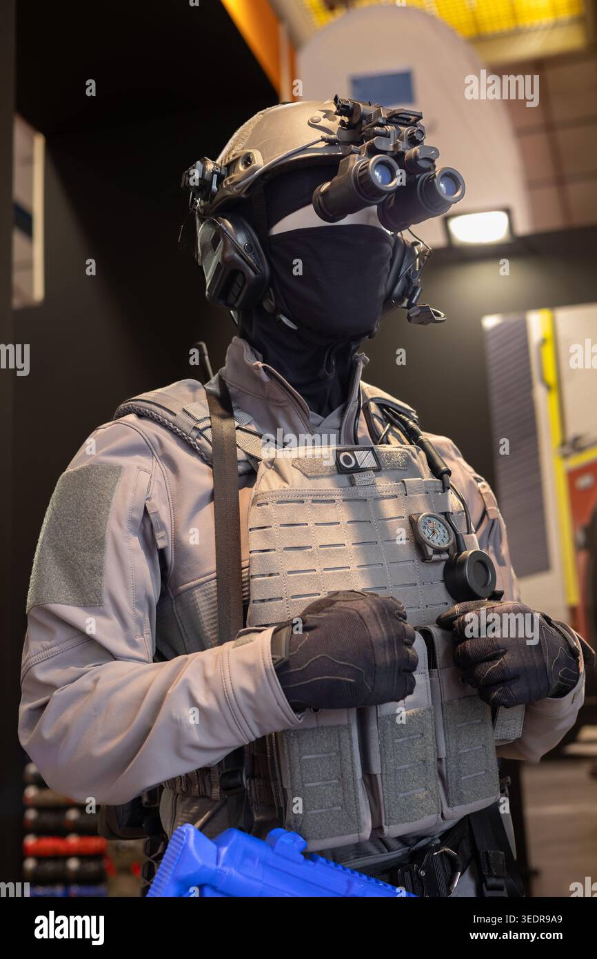 Militärpuppe Mit Nachtsichtbrille Und Helm. Stockfoto