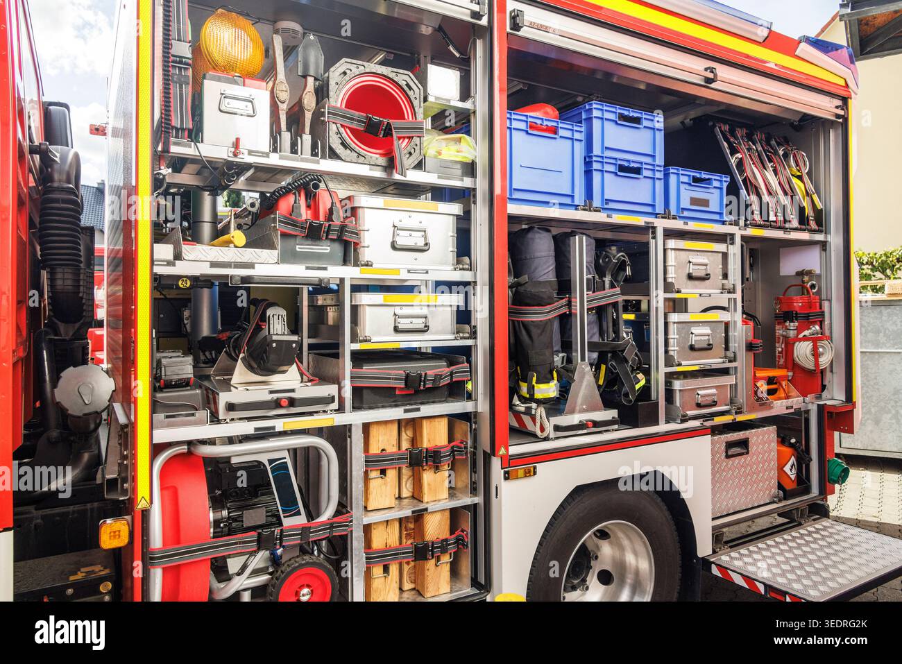 Werkzeuge und Ausrüstung für industrielle Firfighter in einem geöffneten Feuerwehrauto Stockfoto