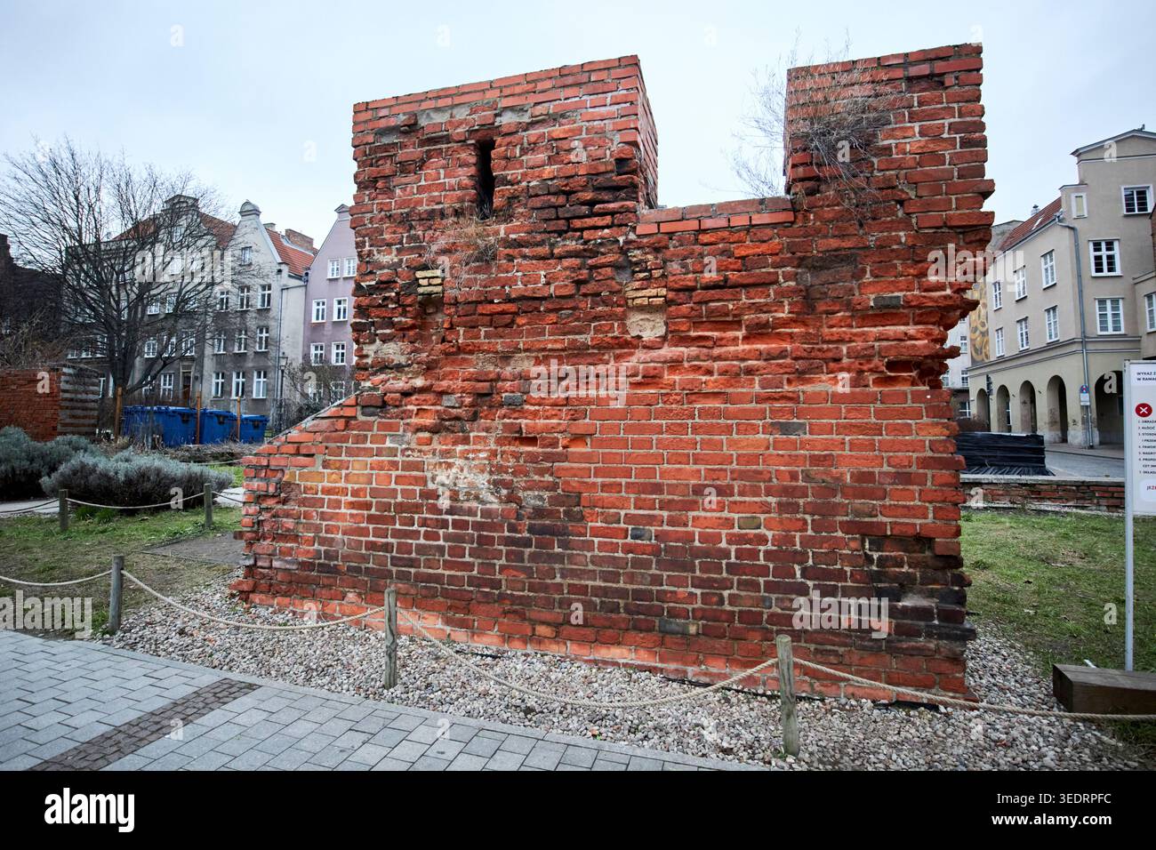 Verbleibender Querschnitt der alten Stadtmauern danzig polen Stockfoto