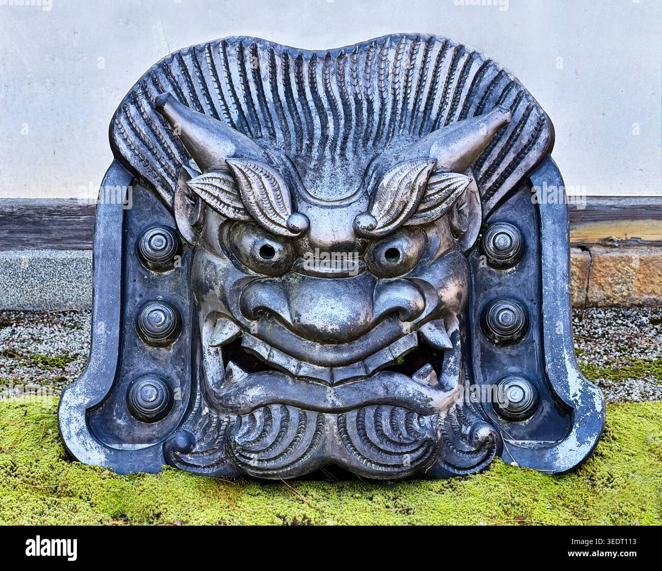 KYOTO, JAPAN - 29. DEZEMBER 2025: Dekorative Dekorationen, die einen wilden Dämon füttern, sind gängige Objekte, die auf den Endbalken von Tempeln in Ja zu sehen sind Stockfoto
