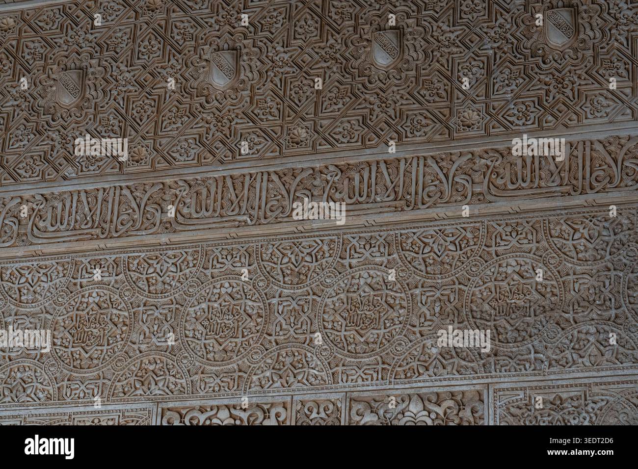 Kunstvolle islamische Mauer mit arabischer Kalligraphie Stockfoto