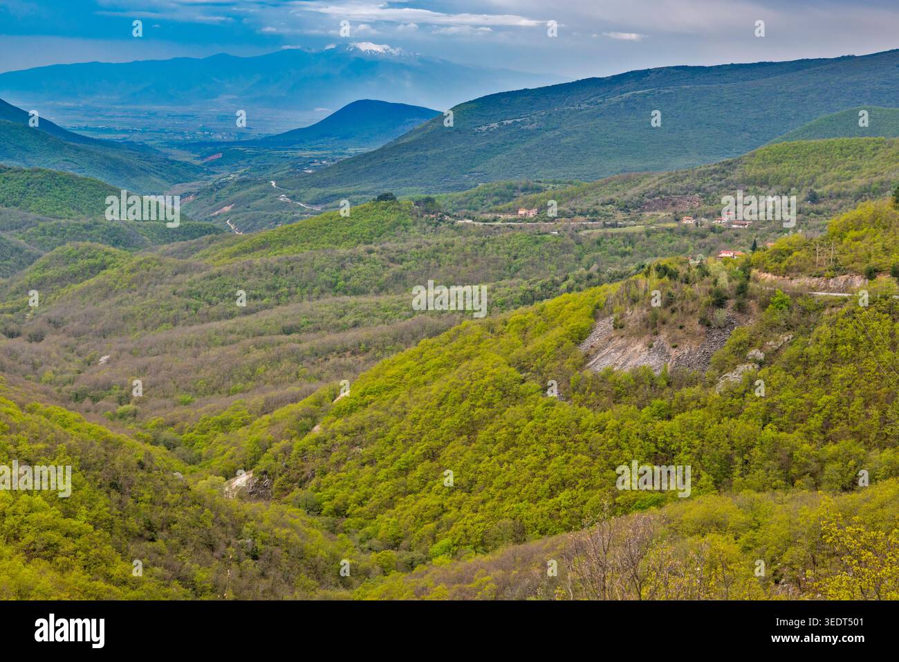 Dorf Livadero, Pangeo Massiv im April unter Schnee, Blick vom Livadero Tal, Rhodopen Mtns, Drama Region, Ostmakedonien und Thrakien, Griechenland Stockfoto