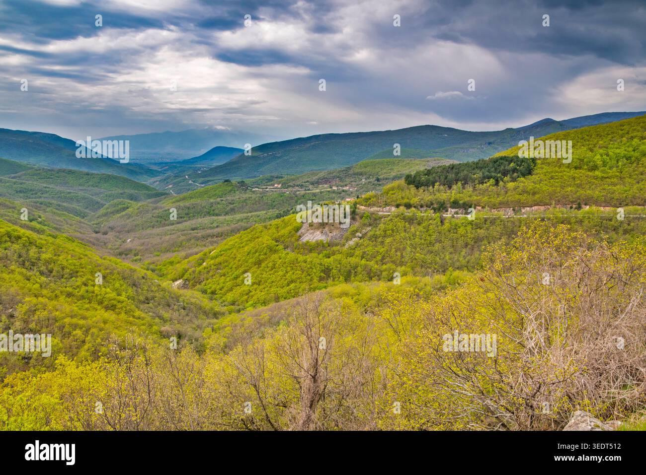 Dorf Livadero, Pangeo Massiv im April unter Schnee, Blick vom Livadero Tal, Rhodopen Mtns, Drama Region, Ostmakedonien und Thrakien, Griechenland Stockfoto