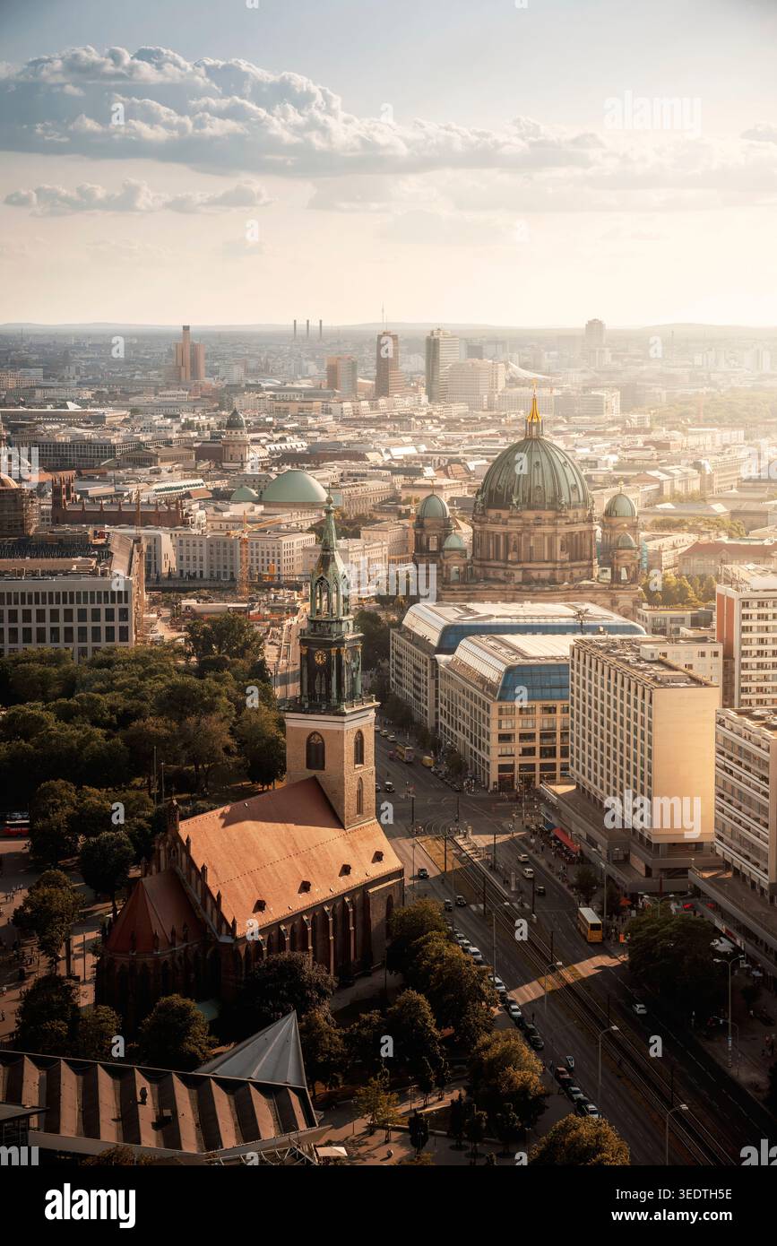 Berlin von oben mit dem Berliner Dom und der Marienkirche nahe dem Alexanderplatz und dem Potsdamer Platz im Hintergrund. Stockfoto