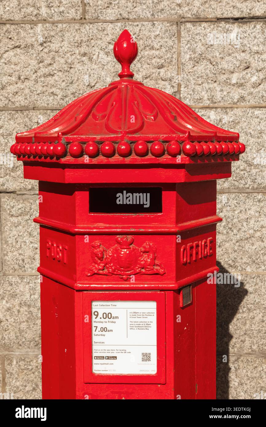 England, London, Traditionelles Rotes Briefkasten Des Postamtes Stockfoto