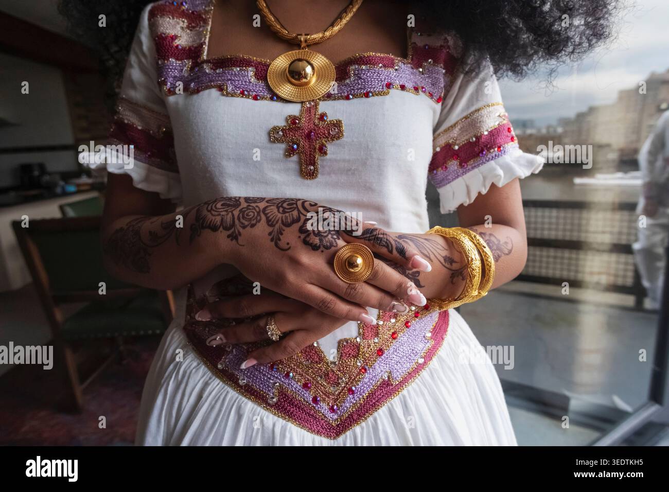 England, London, Southwark, Shad Thames, eritreische Frau in traditionellem Hochzeitskostüm, Hochzeitskleid-Detail Stockfoto