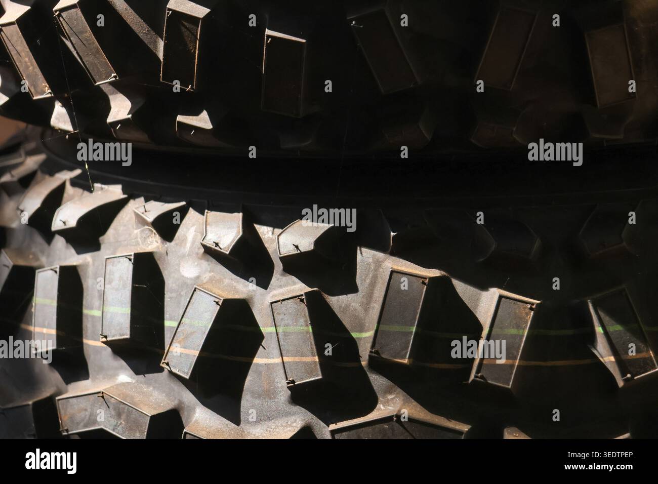 Schließen Sie die Makroansicht mit einer dramatischen, robusten, schwarzen Gummiprofil-Textur mit geometrischem, abstraktem Muster, das die industrielle Festigkeit und das robuste Su hervorhebt Stockfoto