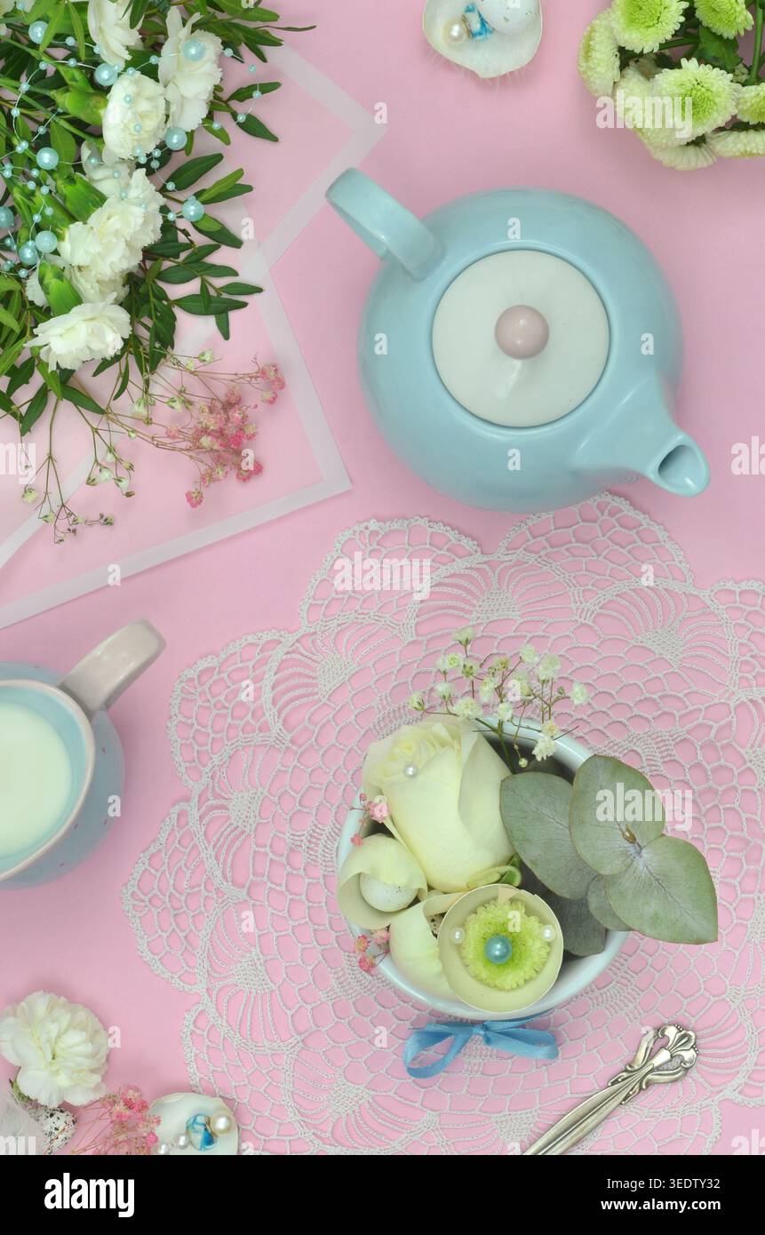 Englische Teeparty um fünf Uhr mit rosa und blauen Dekorationen, Retro-Servietten, Blumen. Stockfoto