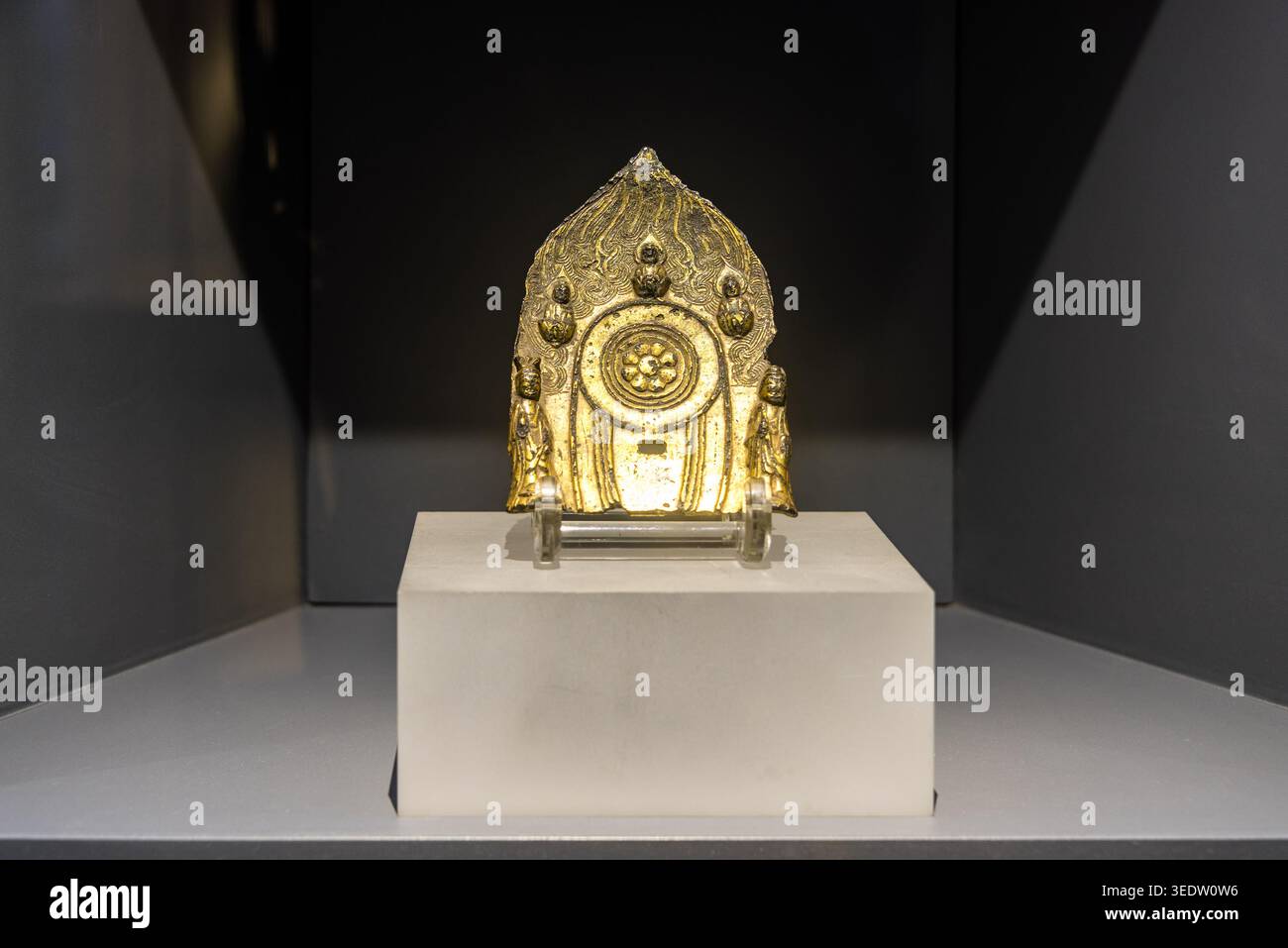 Halo der Buddha-Dreifaltigkeit mit Inschrift, Goguryeo-Zeit, ausgegraben aus Noeun-myeon in Chungju, ausgestellt im Cheongju National Museum Stockfoto