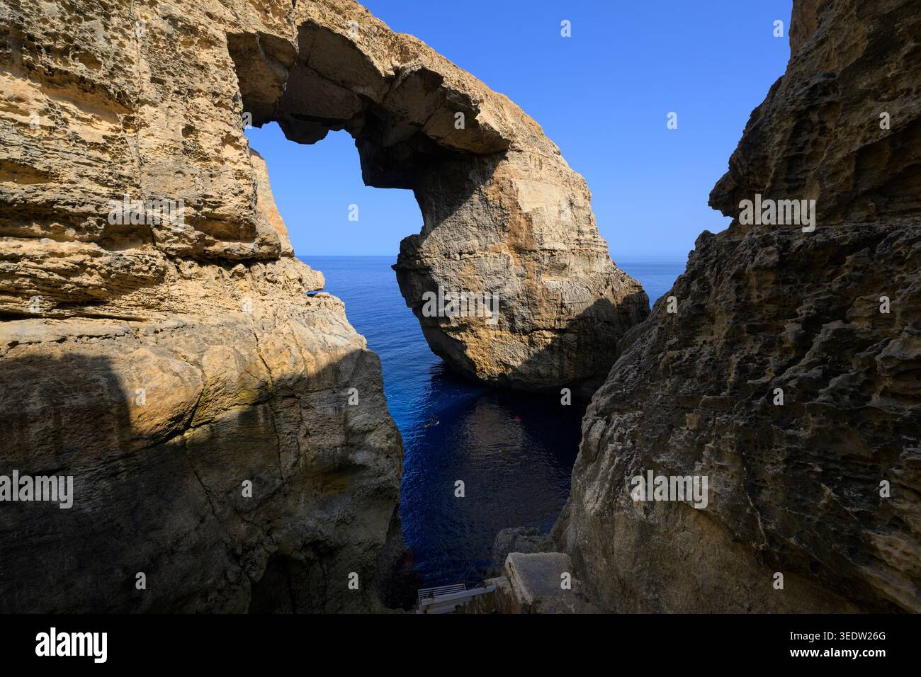 Wied il-Mielah Fenster auf der Insel Gozo mit wunderschönem blauen Himmel und klarem türkisfarbenem Wasser. Malta. Stockfoto