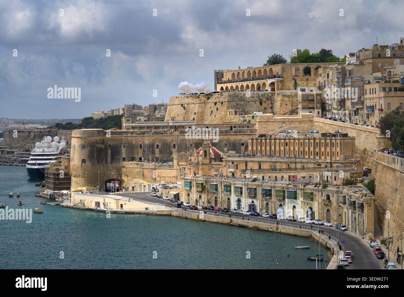 Abschuss der Kanonenbatterie auf die Upper Barrakka Gardens in Valletta, Malta. Stockfoto