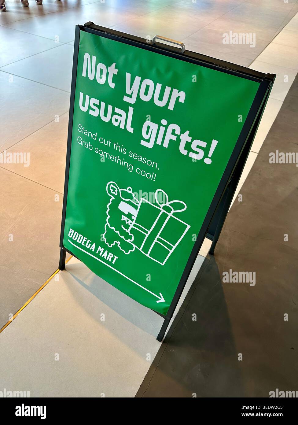 bodega-Mart-Store-Zeichen nicht deine üblichen Geschenke - Smartphone-aufgenommenes Stockfoto