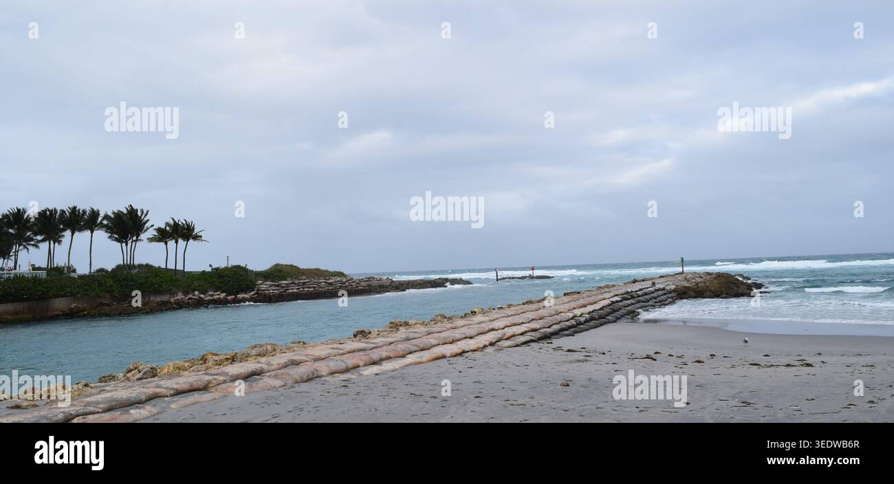 Boca Raton Beach und Boote entlang des Residential Canal in Deerfield Beach, Florida Stockfoto