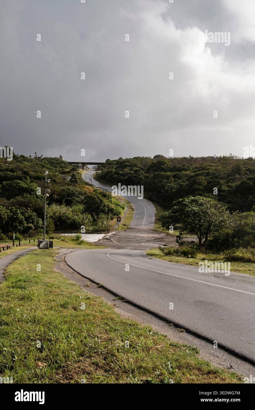 Mai 2026 - Straßensperrung aufgrund gefährlicher Hochwasserbedingungen bei stürmischem Wetter und nach starken Regenfällen. Port Elizabeth (Gqheberha), Südafrika Stockfoto