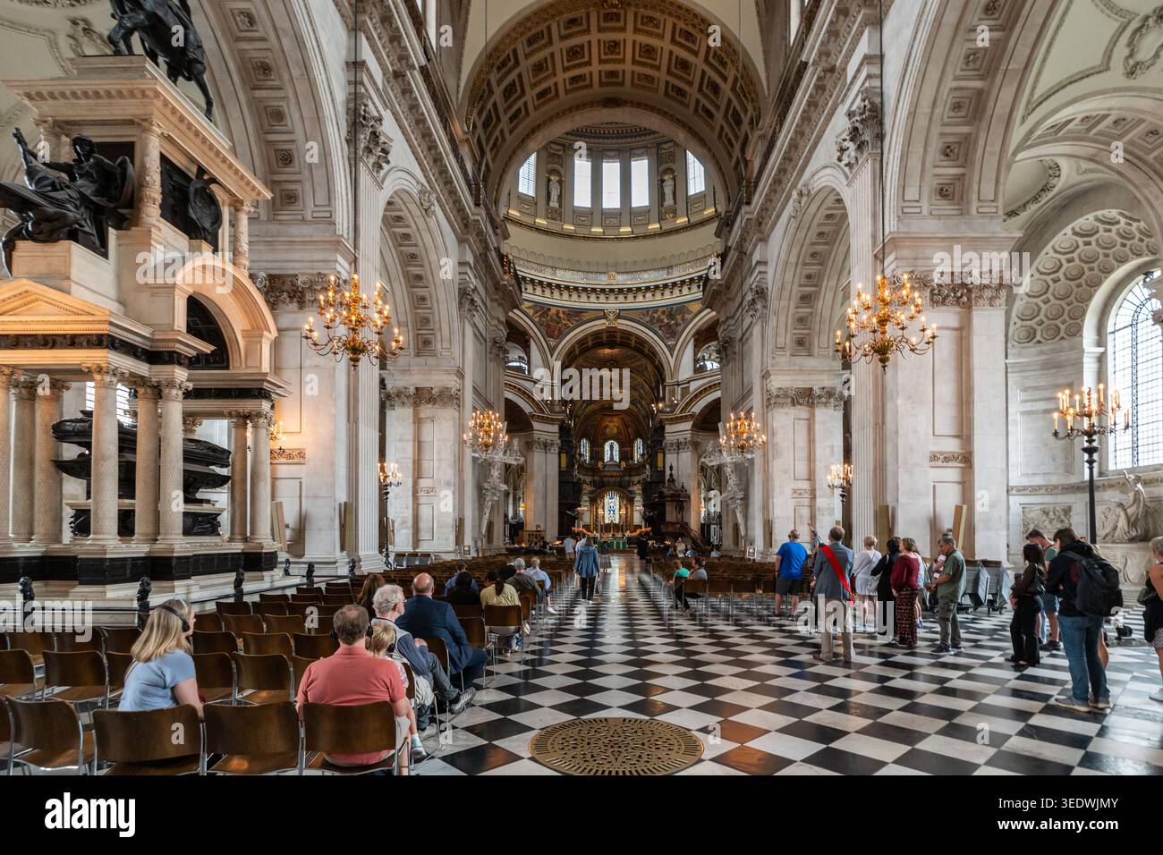 Das große Innere der St Paul's Cathedral in London mit kunstvollen Bögen, Kuppel und Schachbrettboden, London Stockfoto