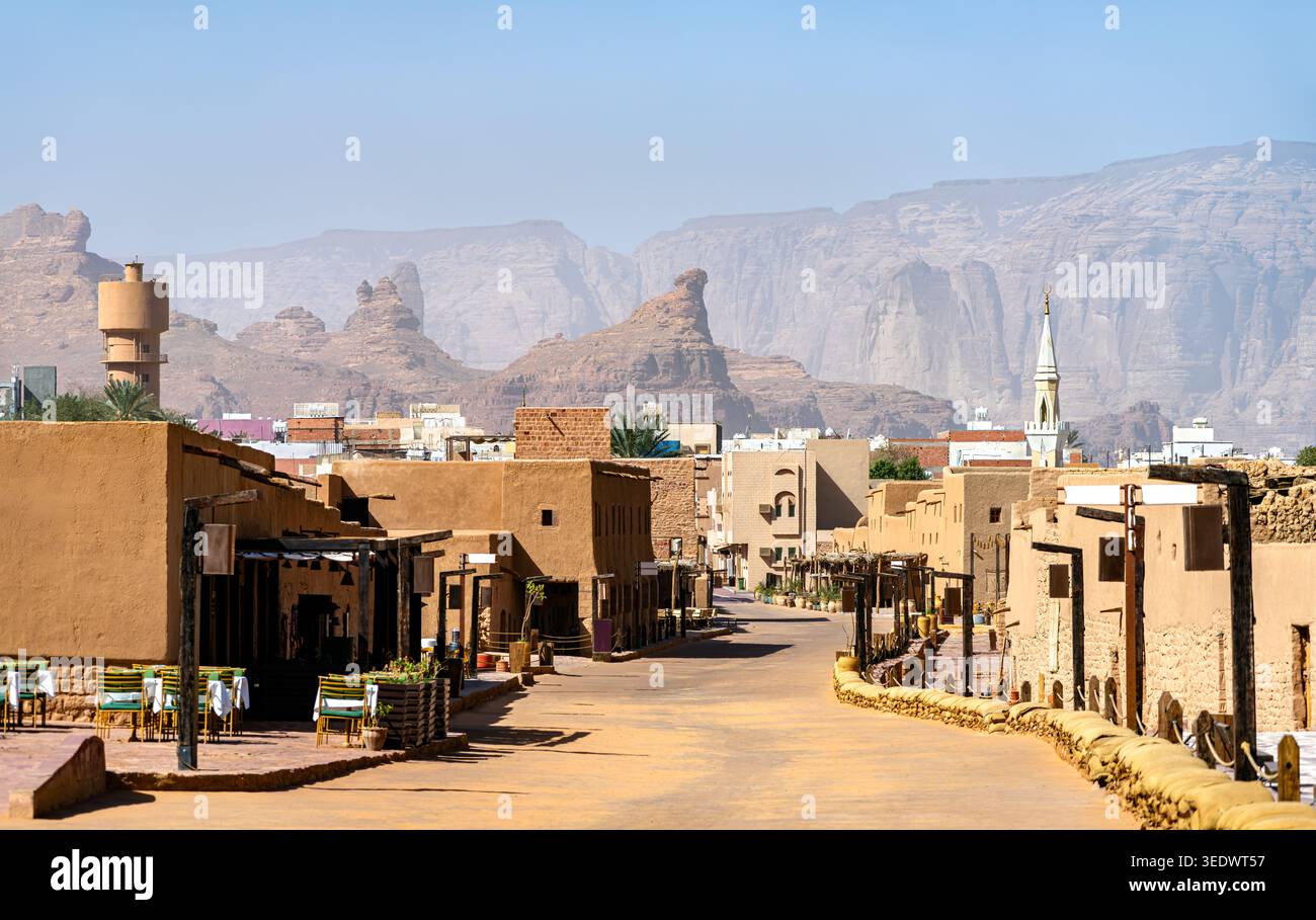 Traditionelle Lehmziegelarchitektur und malerische Berglandschaft in der historischen Altstadt von Alula, Saudi-Arabien Stockfoto