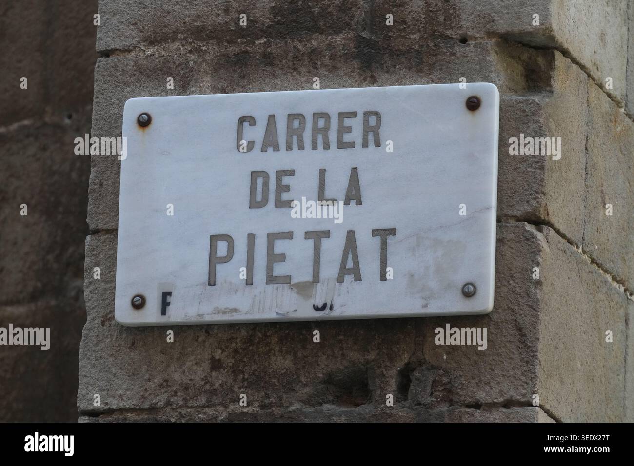 Dieses Schild weist auf die Carrer de la Pietat (Pietat-Straße) hin, eine historische Gasse im gotischen Viertel von Barcelona, Spanien Stockfoto