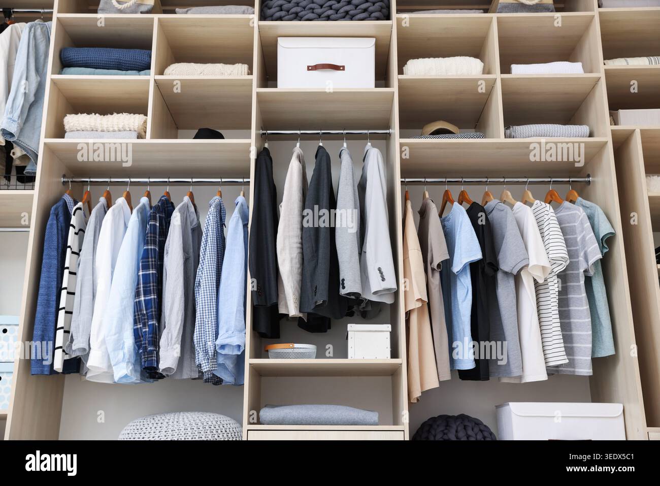 Kleiderschrank mit verschiedenen stilvollen Kleidungsstücken, Accessoires und Haushaltsgegenständen im Innenbereich, geringer Blickwinkel Stockfoto