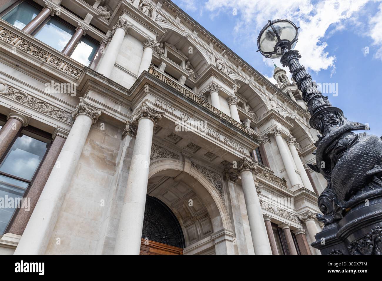 Klassische Architektur des Schulgebäudes der City of London. London, UK, 5. Mai 2024 Stockfoto