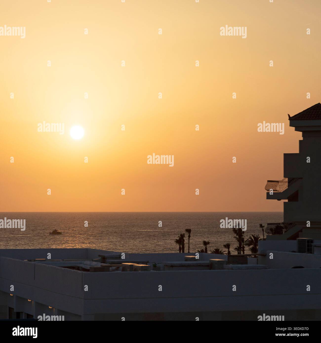 Sonnenuntergang über dem Mittelmeer, gesehen in der Kato Paphos Gegend von Paphos, Zypern. Der Himmel hat ein goldenes Leuchten. Stockfoto