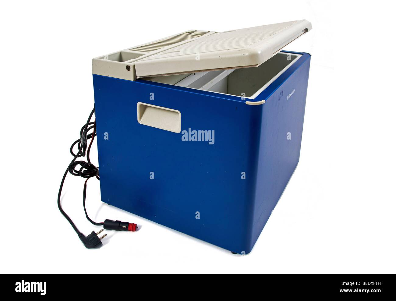 Eine Kühlbox, eine tragbare Eiskiste, eine Kühlbox, eine Kühlbox, eine Kühlkiste, oder Eky ist eine isolierte Box, die dazu dient, Speisen oder Getränke kühl zu halten. Eiswürfel sind am häufigsten Stockfoto