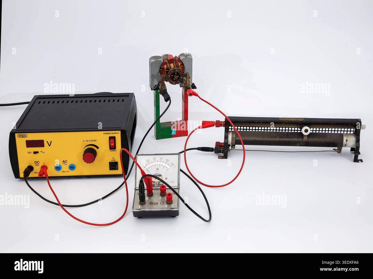 Physikalische Einrichtung für die elektrische Theorie, für Experimente mit Elektromagnetismus oder Schaltungen. Stromversorgung: Ein einstellbares Netzteil auf der linken Seite Stockfoto