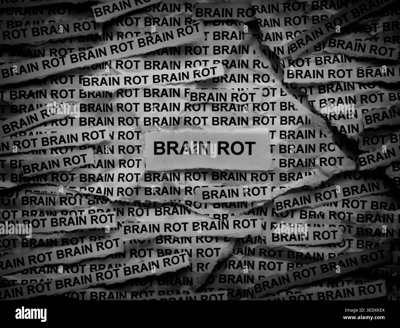 Zeitungsstreifen mit den Worten Brain Rot darauf. Schwarz-weiß. Nahaufnahme. Stockfoto