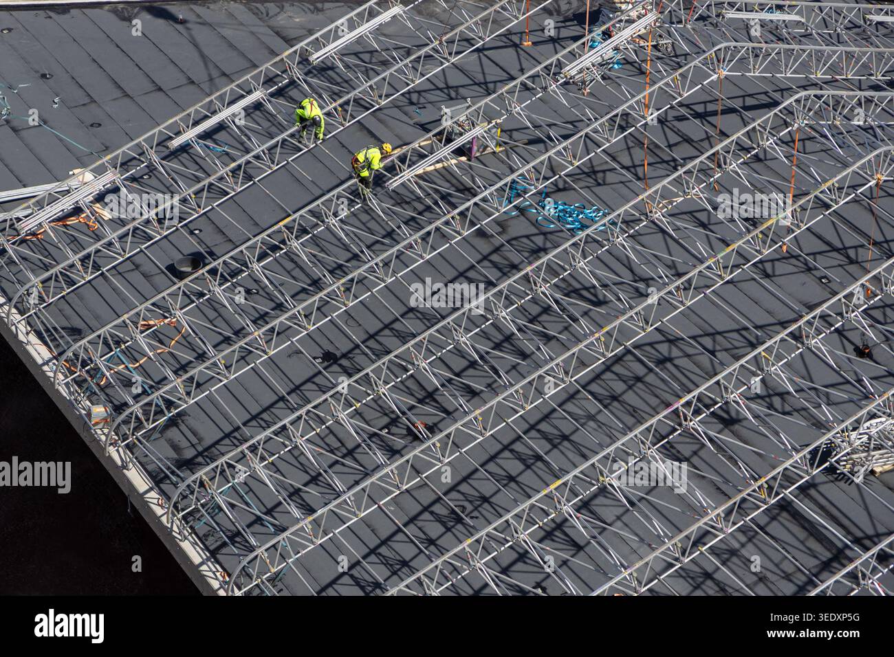 Metallrahmenkonstruktionen werden derzeit von professionellen Auftragnehmern auf der Straßenbaustelle Meritie in Espoo, Finnland, als Teil montiert Stockfoto