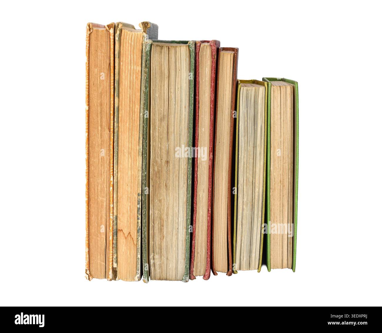 Sammlung von getragenen Vintage-Büchern, die aufrecht stehen, mit alten Seiten und versehrten Umschlägen, isoliert auf weißem Hintergrund. Ideal für Bildung, Literatur, Stockfoto