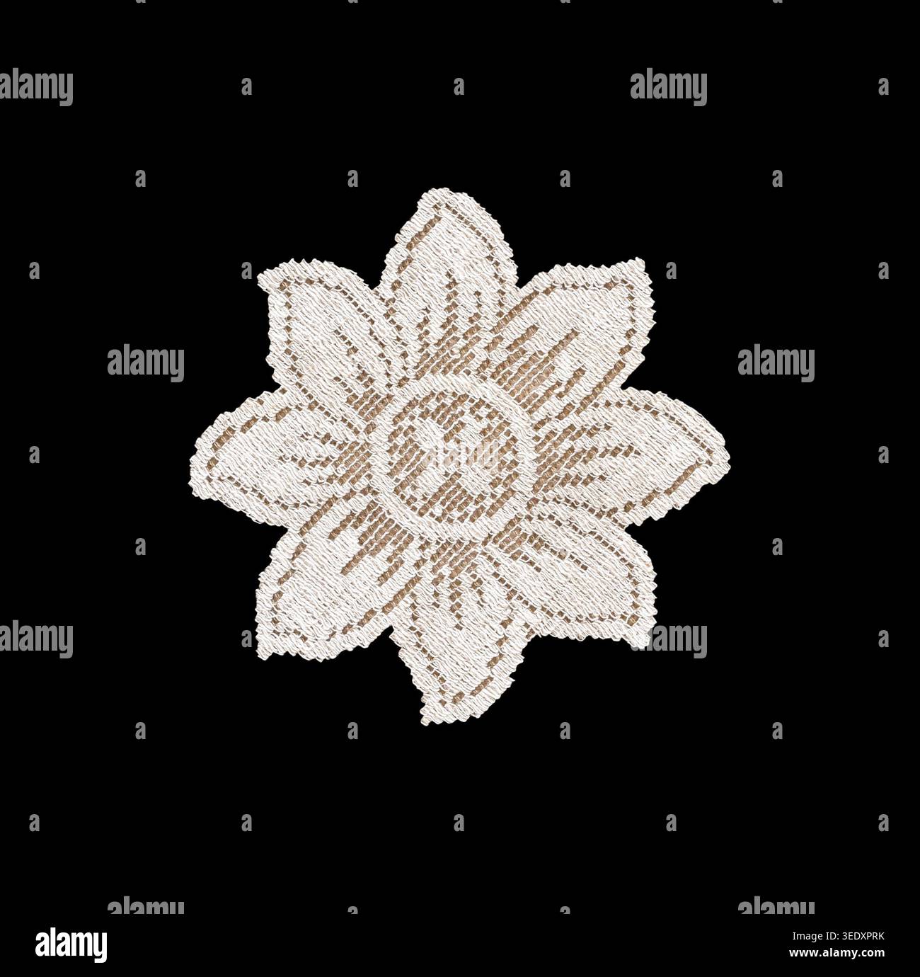 Kleine hellbeige gestickte Blumenapplikation isoliert auf schwarzem Hintergrund. Dekoratives Textiloement, ideal für Design-Mockup, Branding, Hochzeitsstatistik Stockfoto