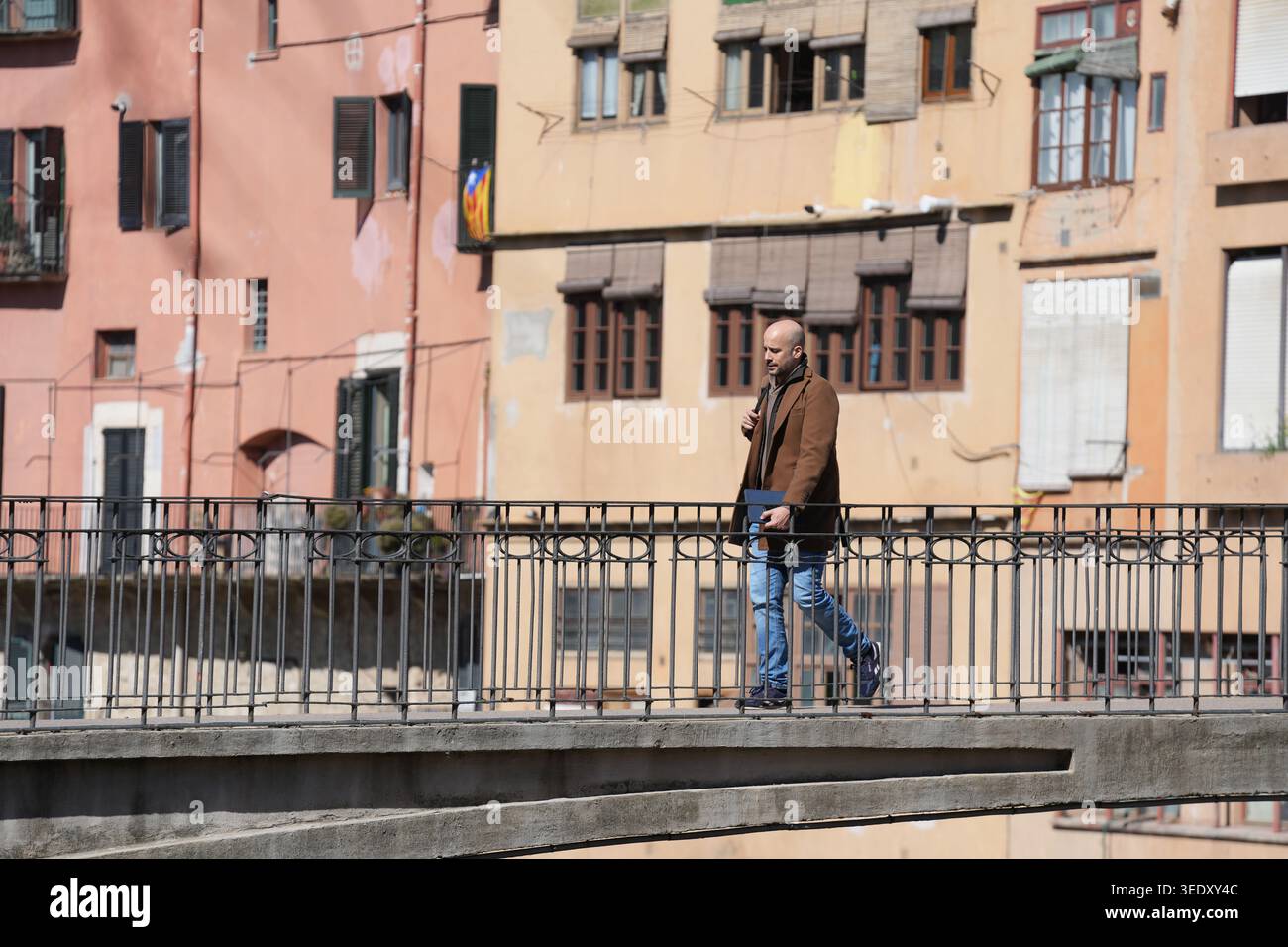 Berühmte Gebäude und Fußgängerbrücke über den Fluss Onyar in Girona, Spanien Stockfoto