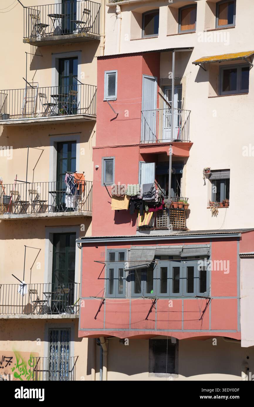 Berühmte Gebäude und Fußgängerbrücke über den Fluss Onyar in Girona, Spanien Stockfoto