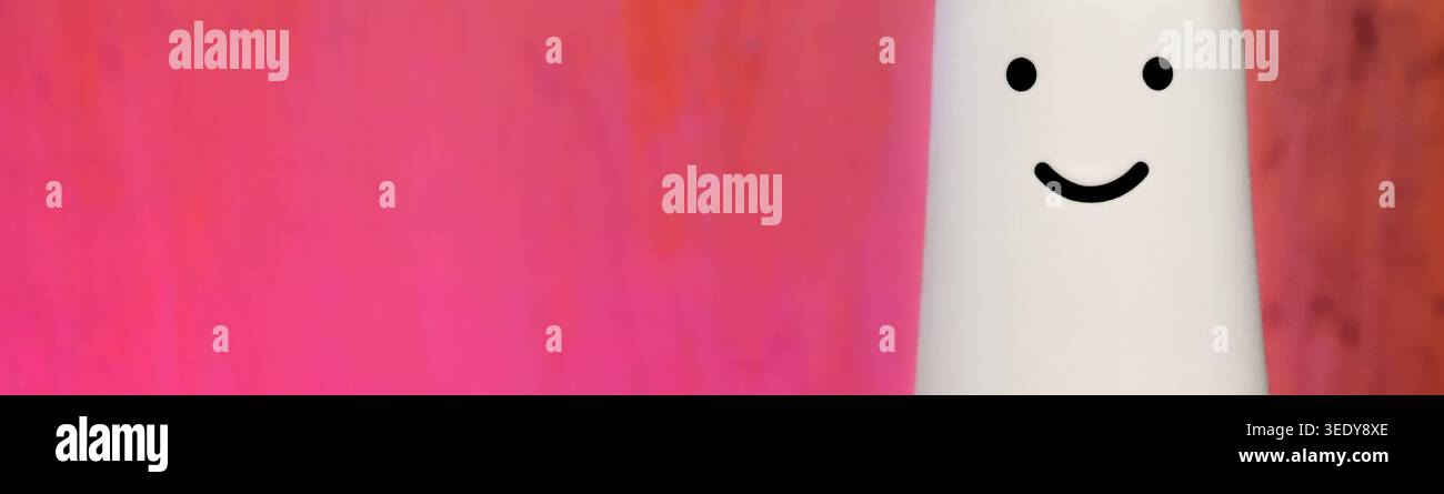 Farbenfroher, abstrakter Hintergrund in Pink mit minimalistischem Smiley-Gesicht. Energiegeladenes Happy-Symbol-Banner für festliche Konzepte und Kopierraum für kreatives Design. Stockfoto