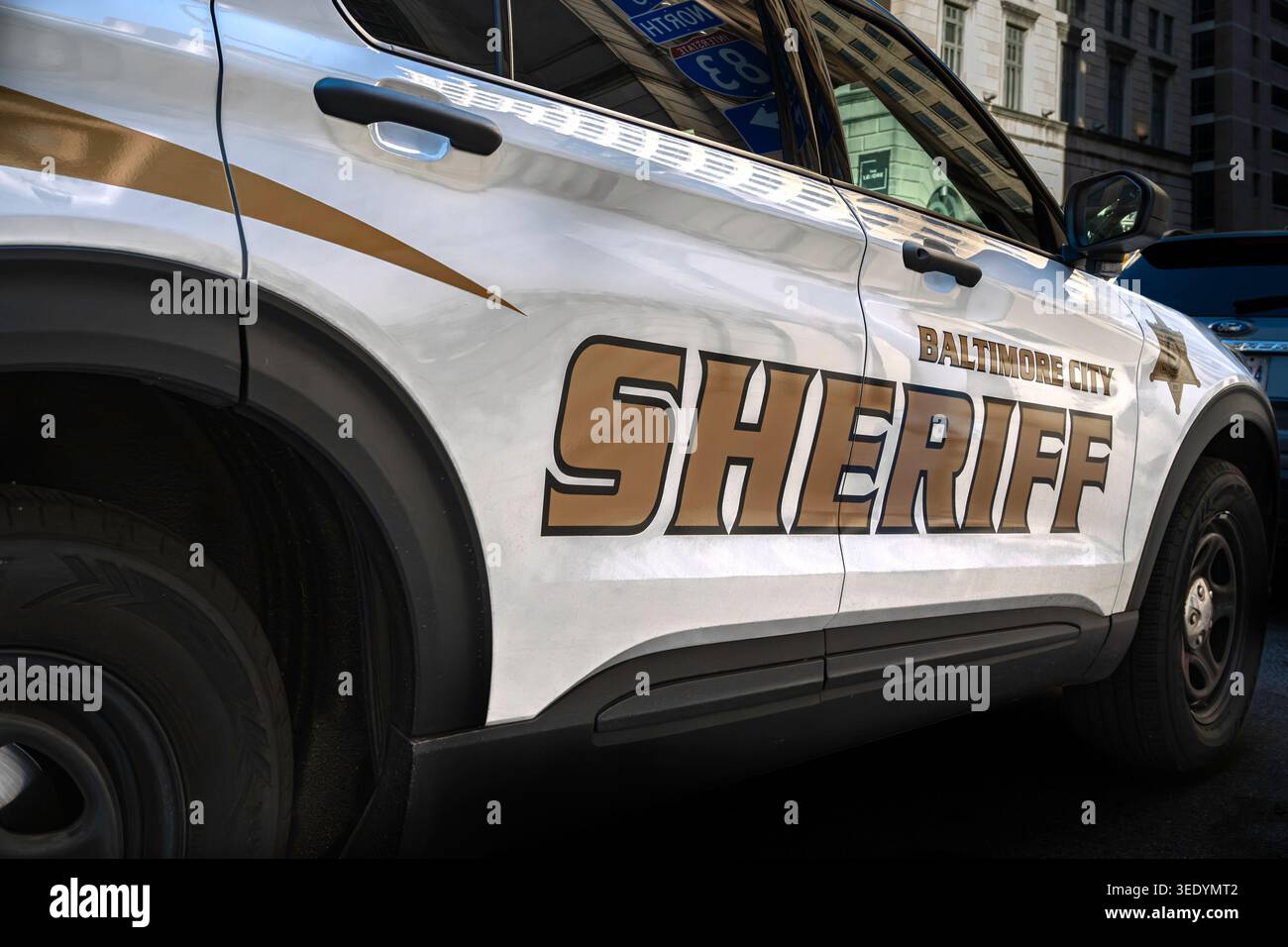 Nahaufnahme eines markierten Baltimore City Sheriff Patrouillenfahrzeugs mit dem „SHERIFF“-Schriftzug an der Seite des Wagens in der Innenstadt von Baltimore. Stockfoto