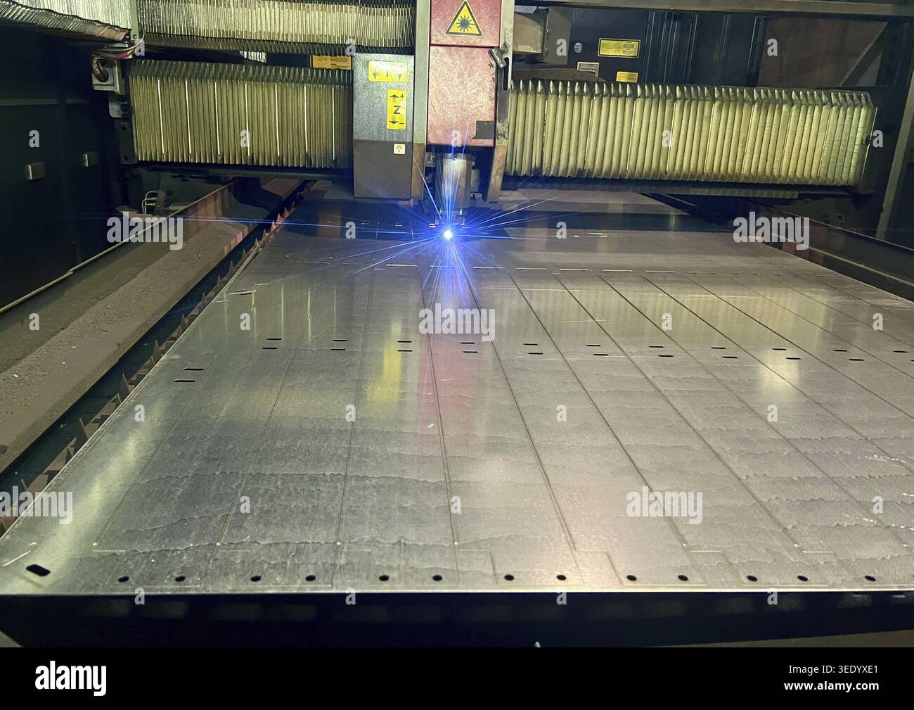 CNC-Laser-Plasmaschneiden von Metall, moderne Industrietechnik Stockfoto