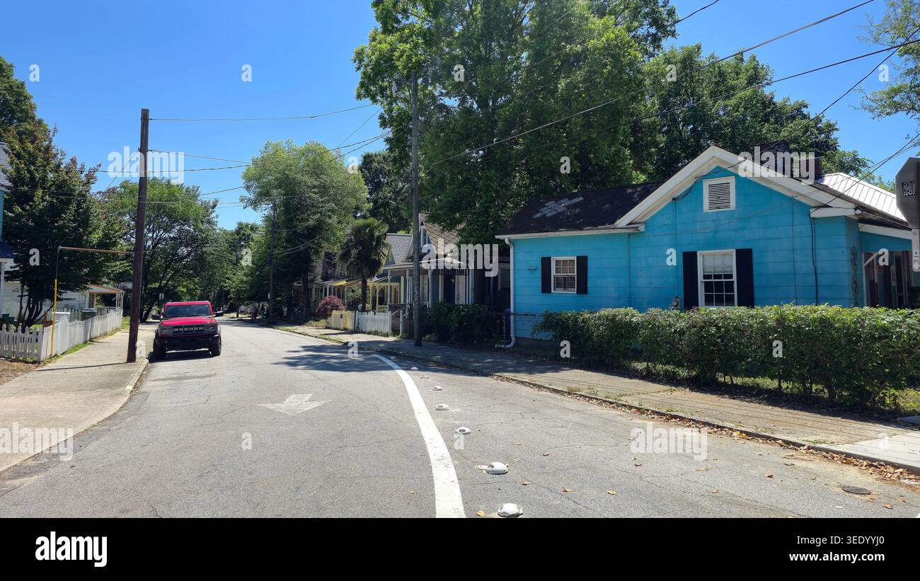 Farbenfrohe historische Bungalowhäuser entlang einer ruhigen Wohnstraße in der Nähe der Atlanta Beltline in Atlanta, Georgia, USA, an einem sonnigen Frühlingstag - Smartphone-aufgenommenes Stockfoto