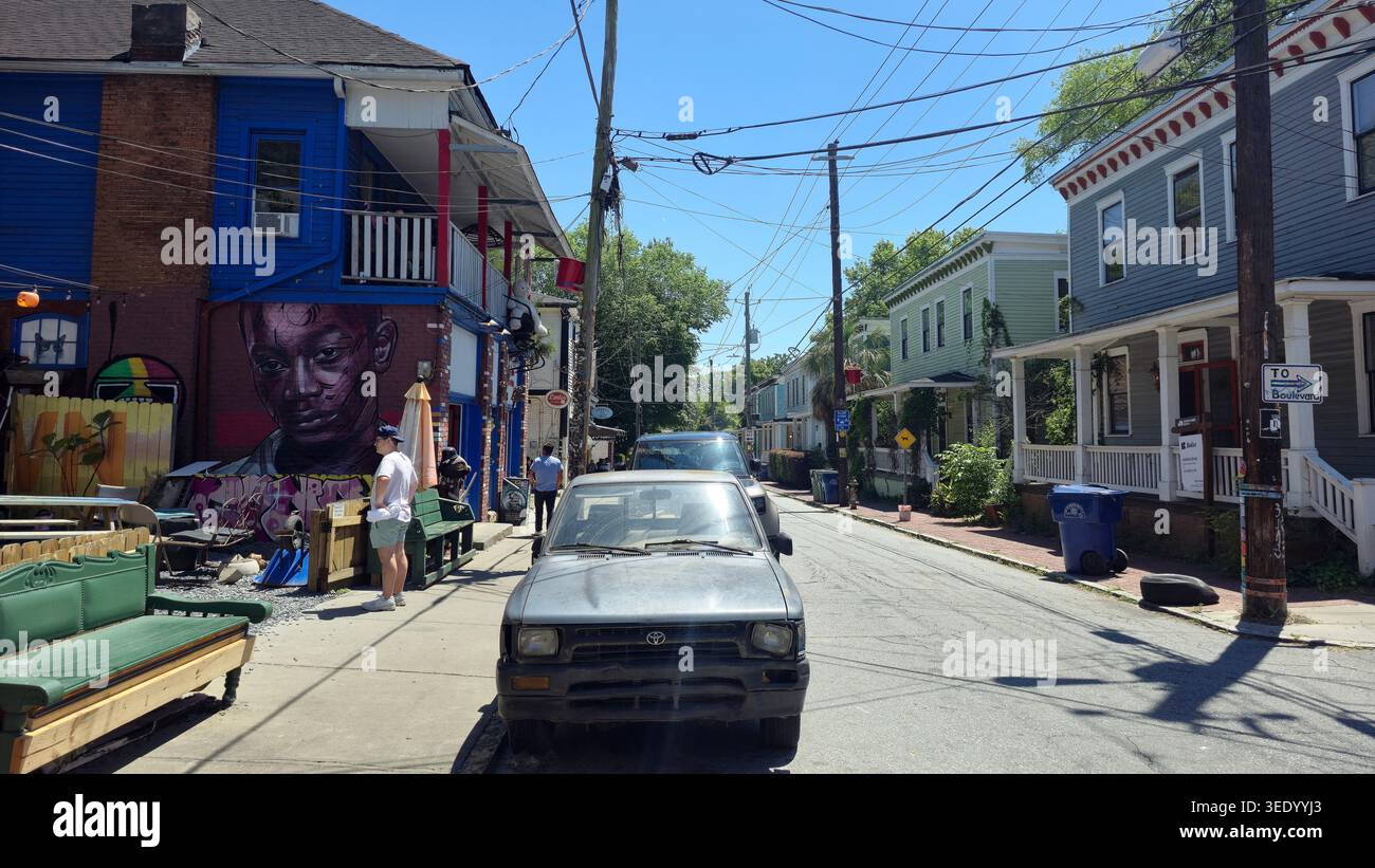 Farbenfrohe historische Bungalowhäuser entlang einer ruhigen Wohnstraße in der Nähe der Atlanta Beltline in Atlanta, Georgia, USA, an einem sonnigen Frühlingstag - Smartphone-aufgenommenes Stockfoto