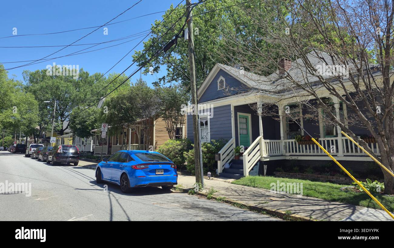 Farbenfrohe historische Bungalowhäuser entlang einer ruhigen Wohnstraße in der Nähe der Atlanta Beltline in Atlanta, Georgia, USA, an einem sonnigen Frühlingstag - Smartphone-aufgenommenes Stockfoto
