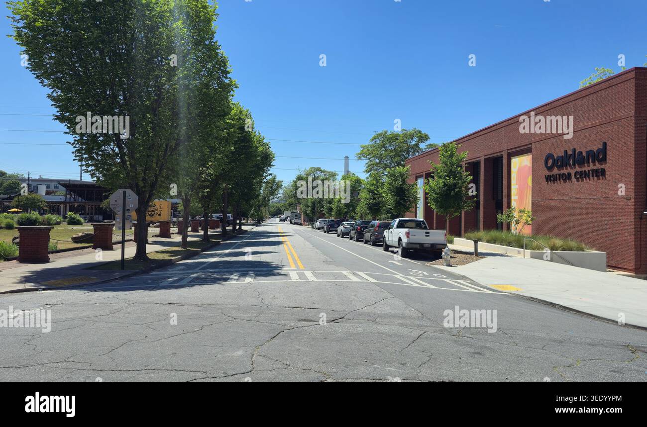 Farbenfrohe historische Bungalowhäuser entlang einer ruhigen Wohnstraße in der Nähe der Atlanta Beltline in Atlanta, Georgia, USA, an einem sonnigen Frühlingstag - Smartphone-aufgenommenes Stockfoto