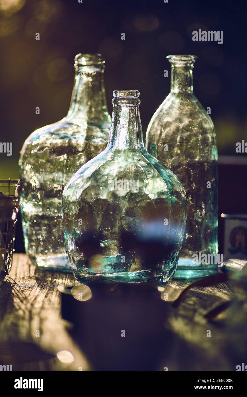 Große Glasvasen, die in der Sonne leuchten. Stockfoto