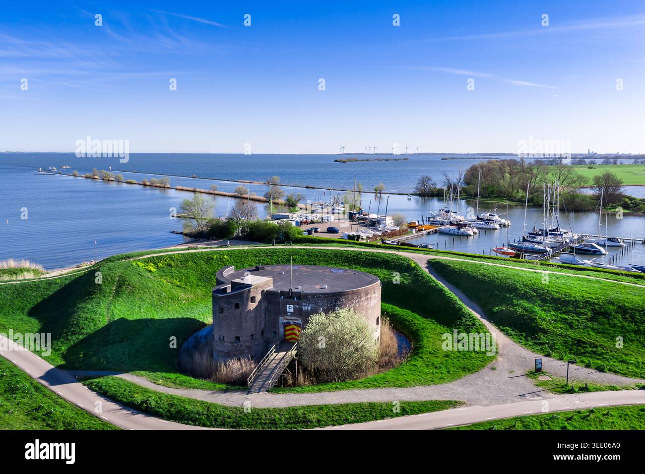 Aus der Vogelperspektive auf die Westbatterij in Muiden, eine kreisförmige Backsteinburg aus dem Jahr 1849, die zum UNESCO-Weltkulturerbe Stelling gehört Stockfoto