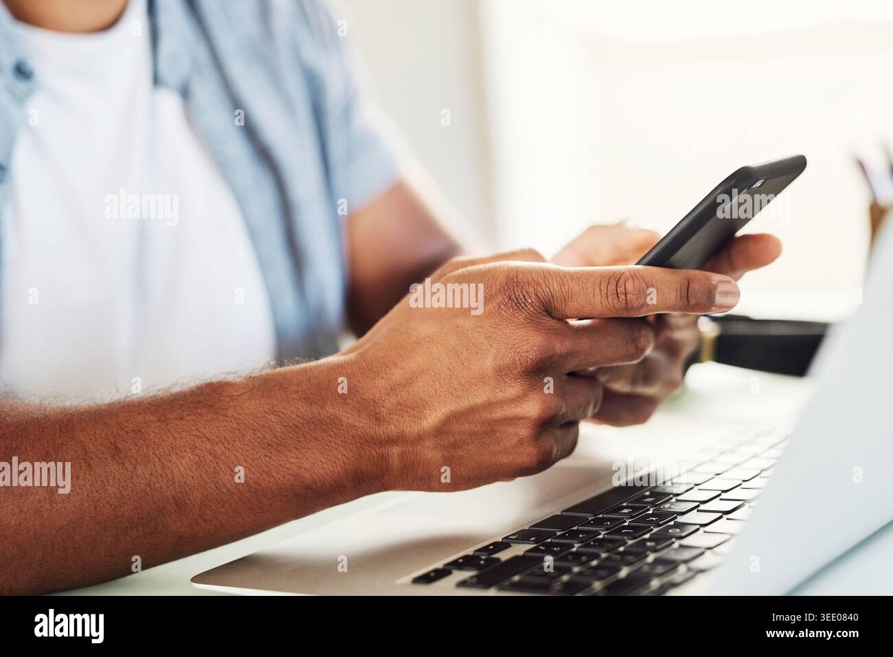 Hände, Telefon und Tippen für Remote-Arbeit vom Home Office aus mit Laptop, Kontakt und Benachrichtigung. Person, virtueller Assistent und SMS mit mobiler App Stockfoto