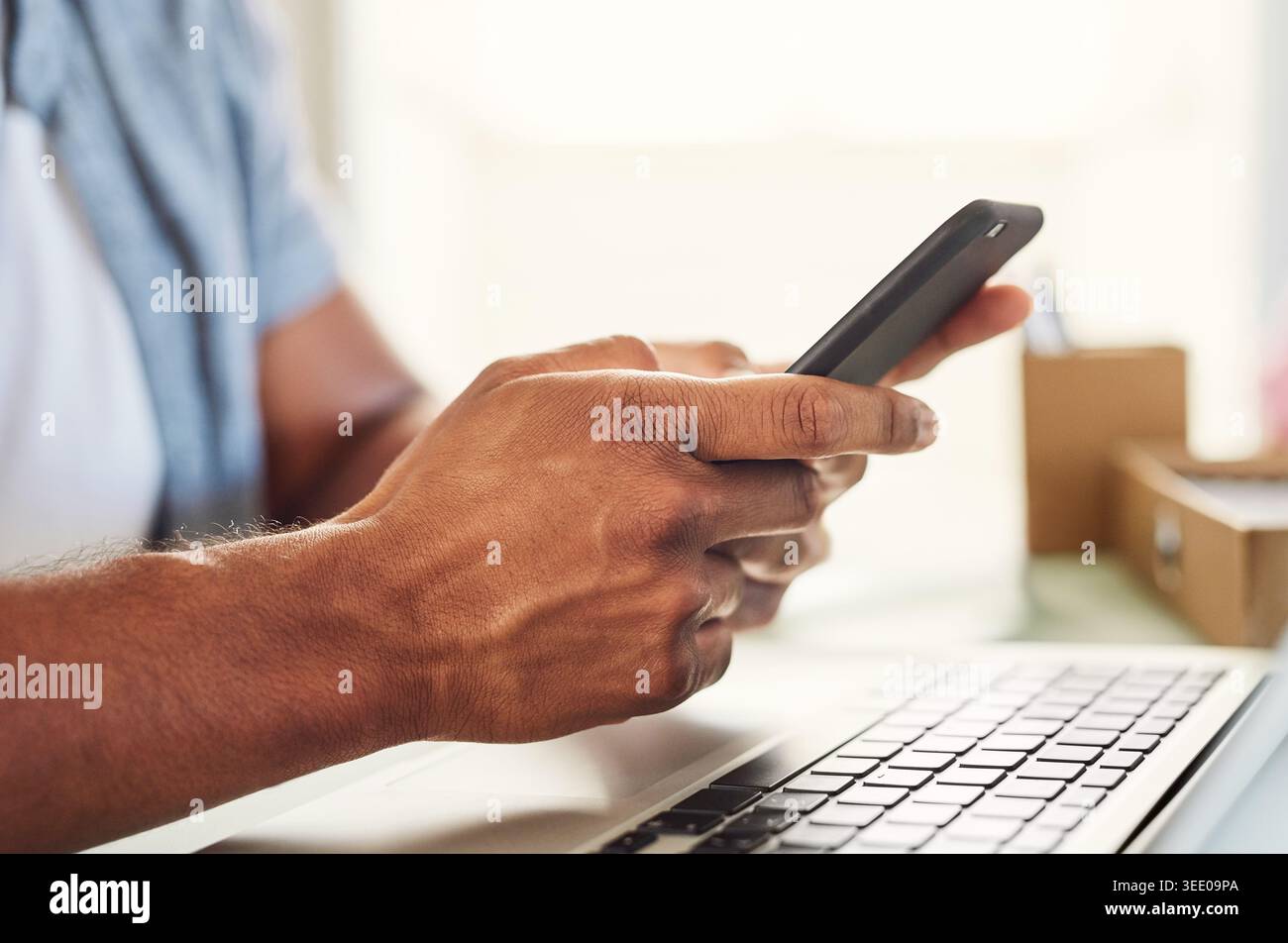 Hände, Telefon und SMS für Fernarbeit vom Heimbüro aus mit Laptop, Kontakt und Benachrichtigung. Person, virtueller Assistent und Bildlauf mit mobiler App Stockfoto