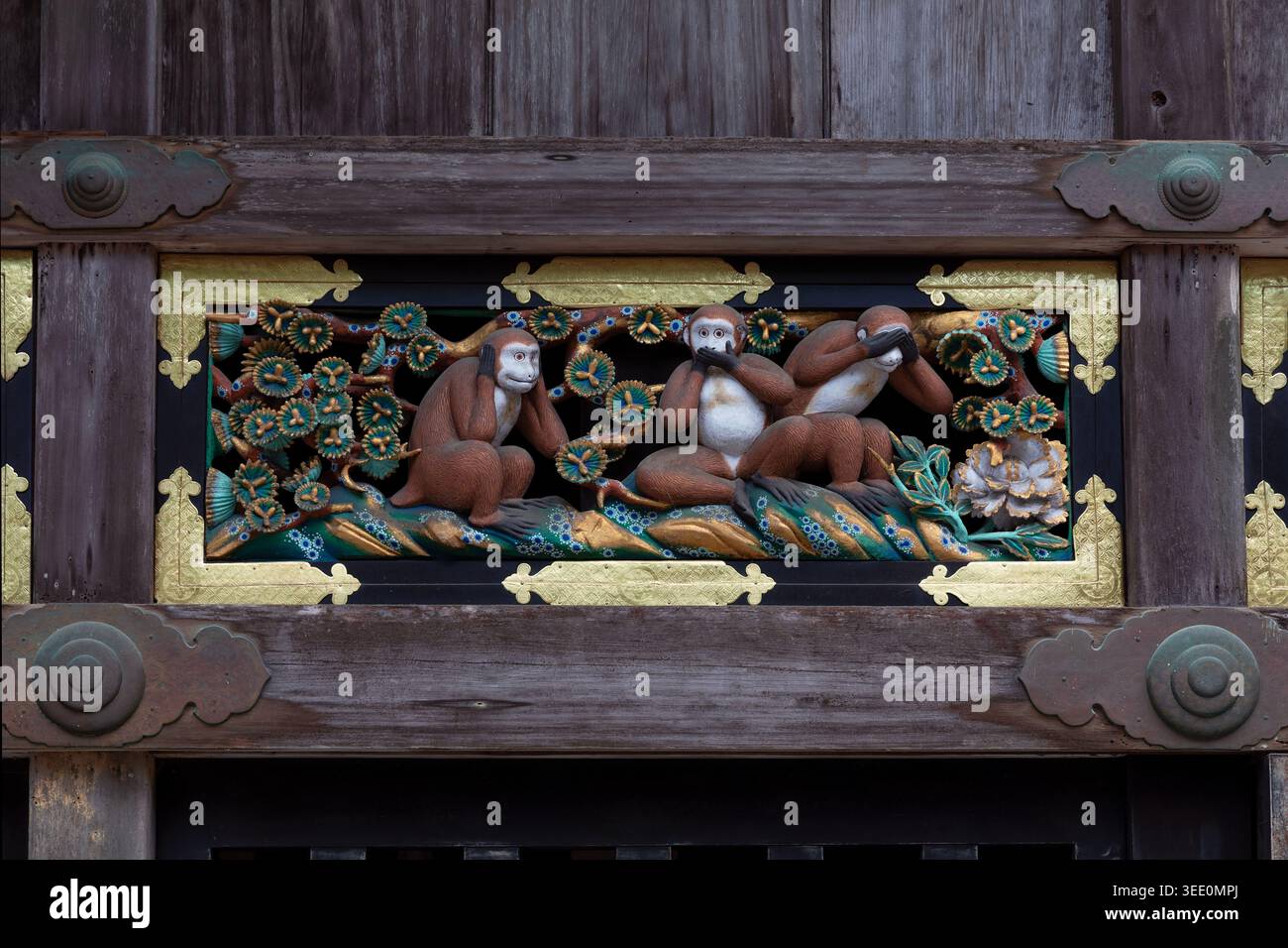 Dekorative Holzschnitzerei der drei weisen Affen an einer kunstvollen japanischen Tempelfassade. Stockfoto