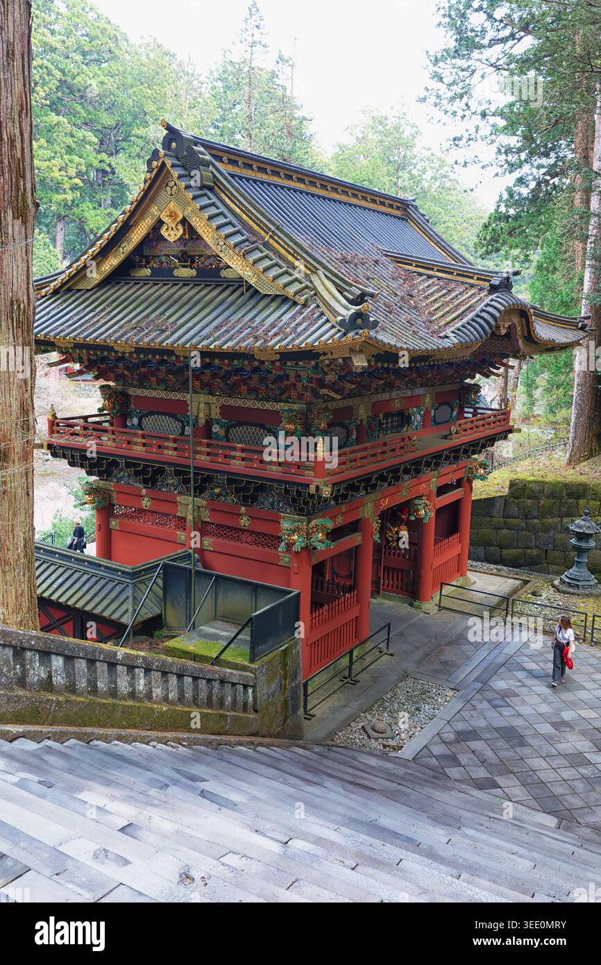 Seitenblick auf ein traditionelles japanisches Tempelgebäude mit geschwungenem Ziegeldach und kunstvollen Details. Stockfoto