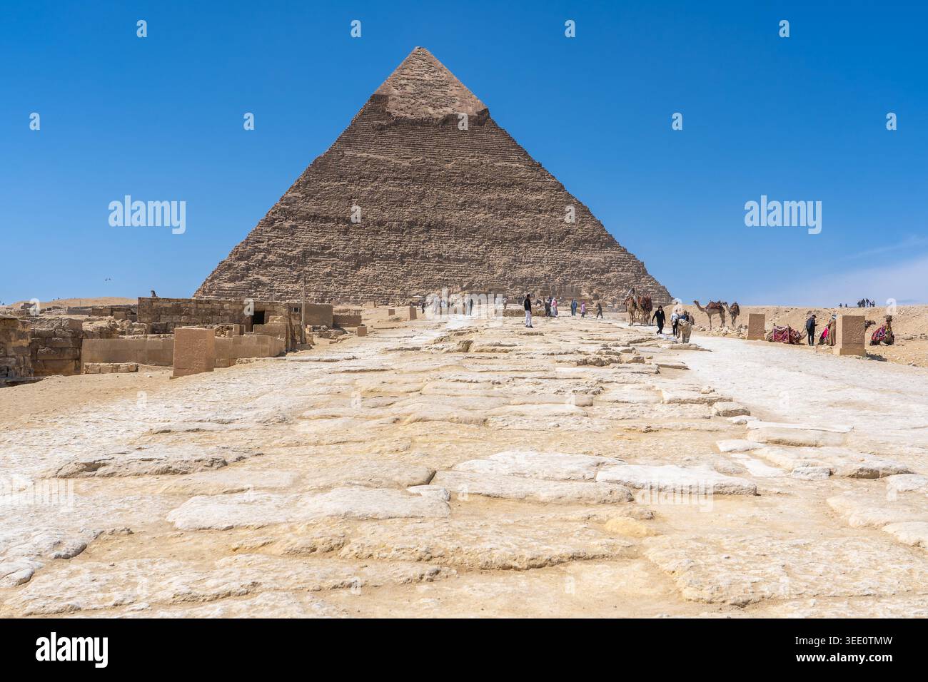 Die Pyramide von Khafre mit der großen Rampe im Vordergrund, fast 500 Meter lang, die den Taltempel mit dem angrenzenden Leichentempel verbindet. Stockfoto