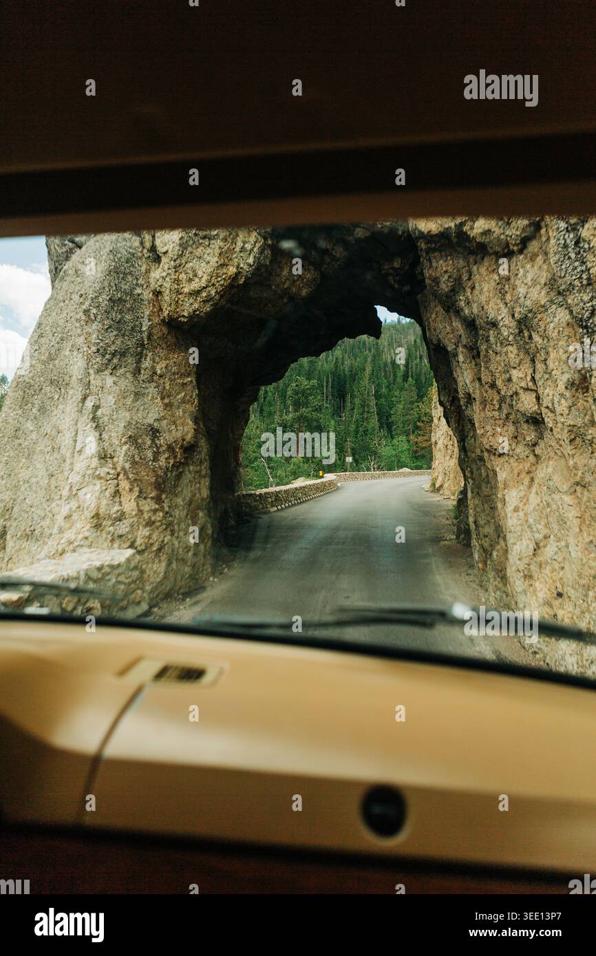 Retro-Armaturenbrett für Camper Van, das durch den Hood Tunnel auf der Nadel fährt Stockfoto