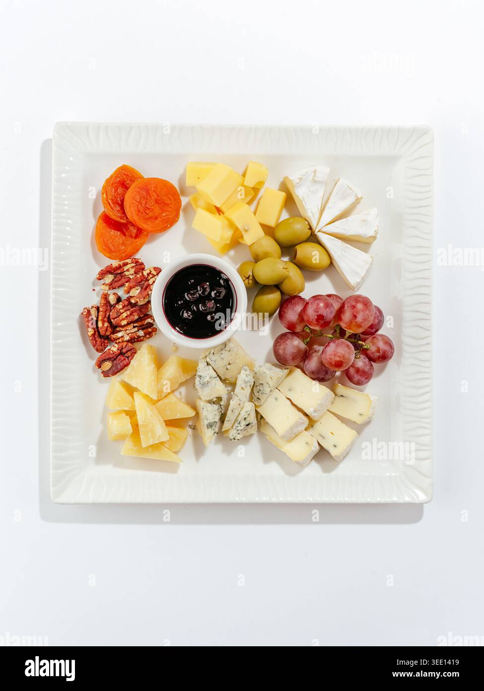 Käseplatte mit Honig, Nüssen und Trauben Stockfoto