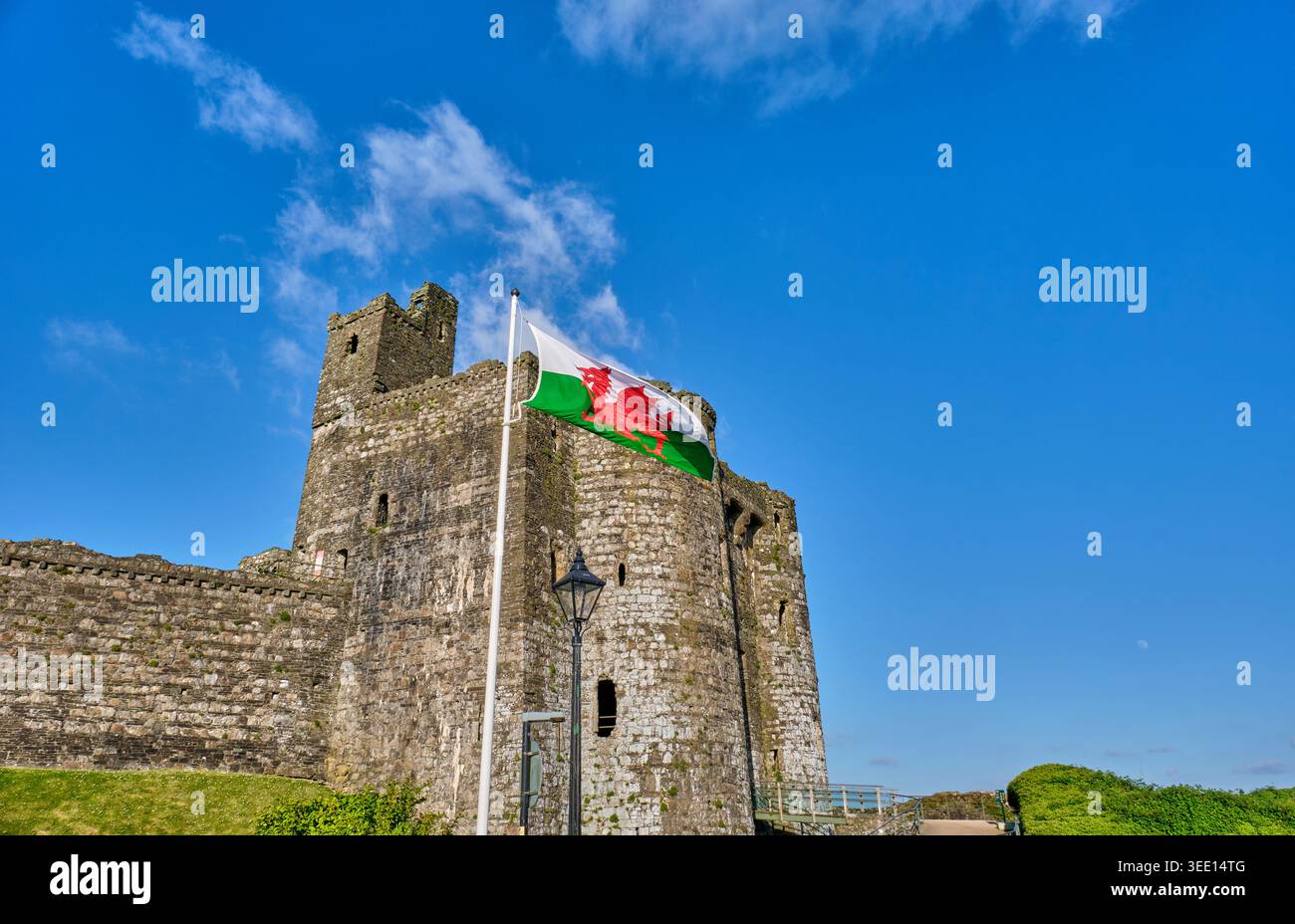 Walisische Flagge vor den Haupttoren von Kidwelly Castle, Kidwelly, Carmarthenshire Stockfoto
